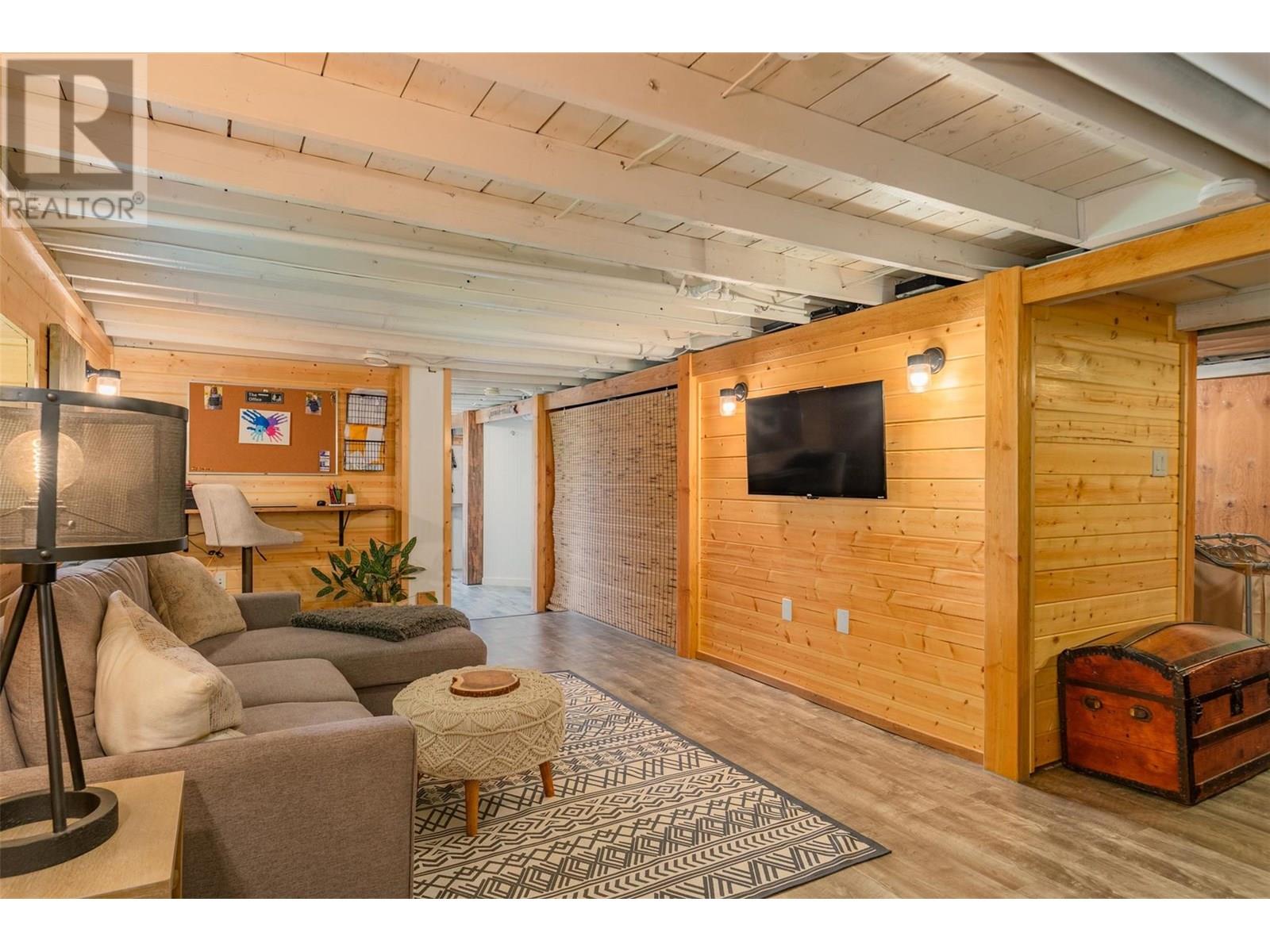 1954 THOMPSON Avenue, Rossland