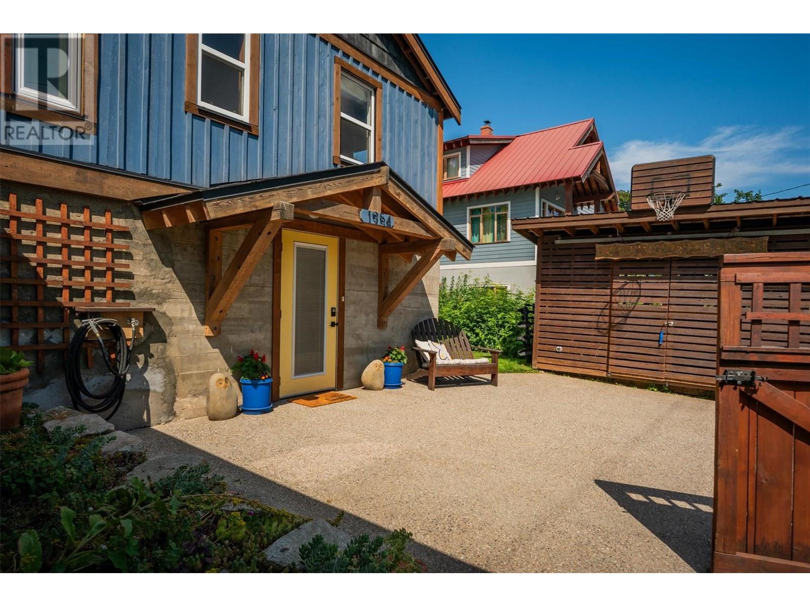 1954 THOMPSON Avenue, Rossland
