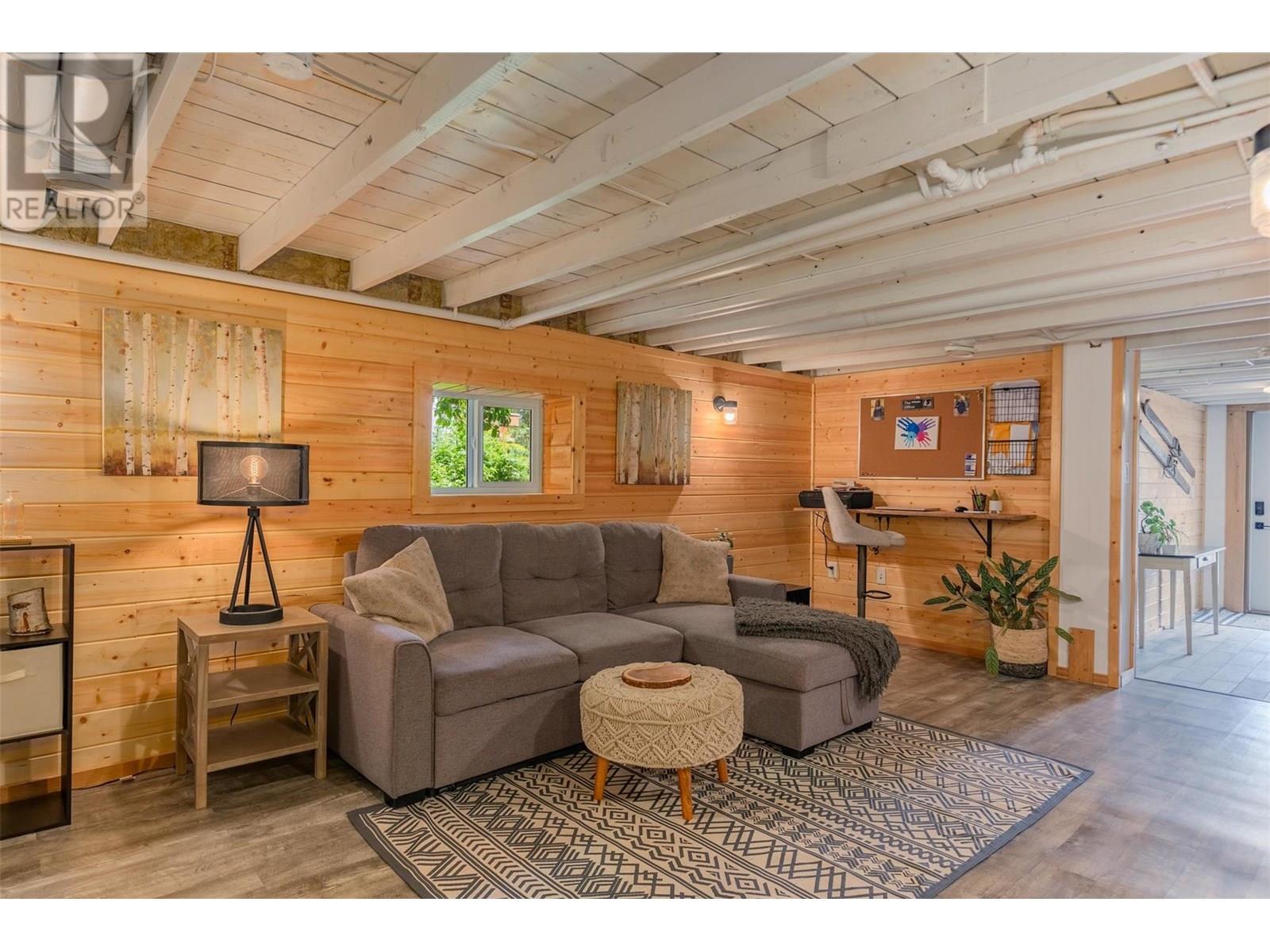 1954 THOMPSON Avenue, Rossland