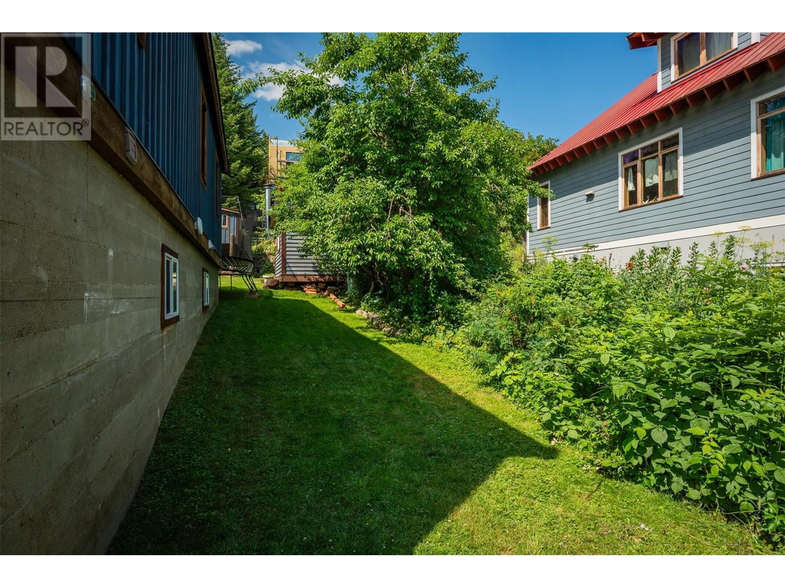 1954 THOMPSON Avenue, Rossland