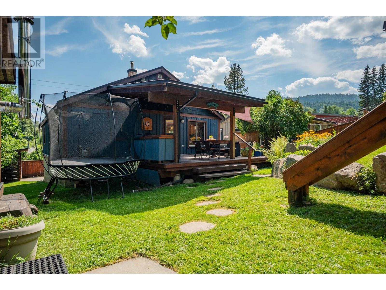1954 THOMPSON Avenue, Rossland