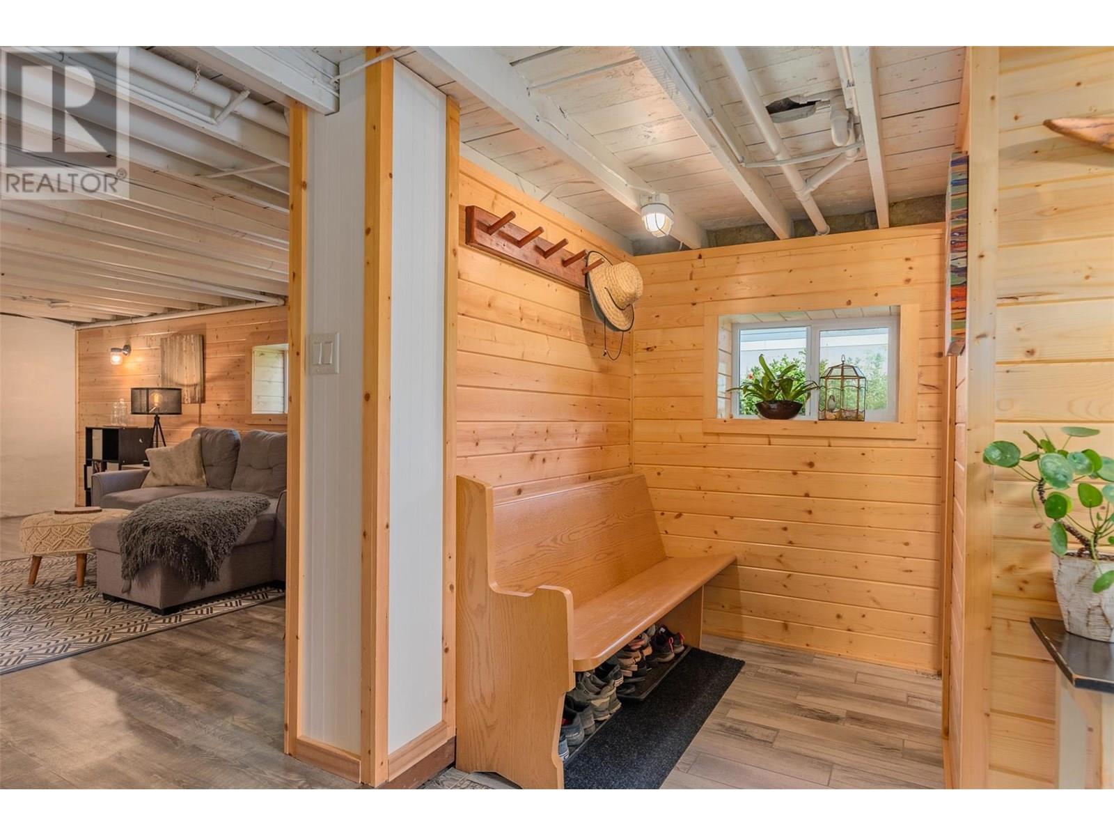 1954 THOMPSON Avenue, Rossland