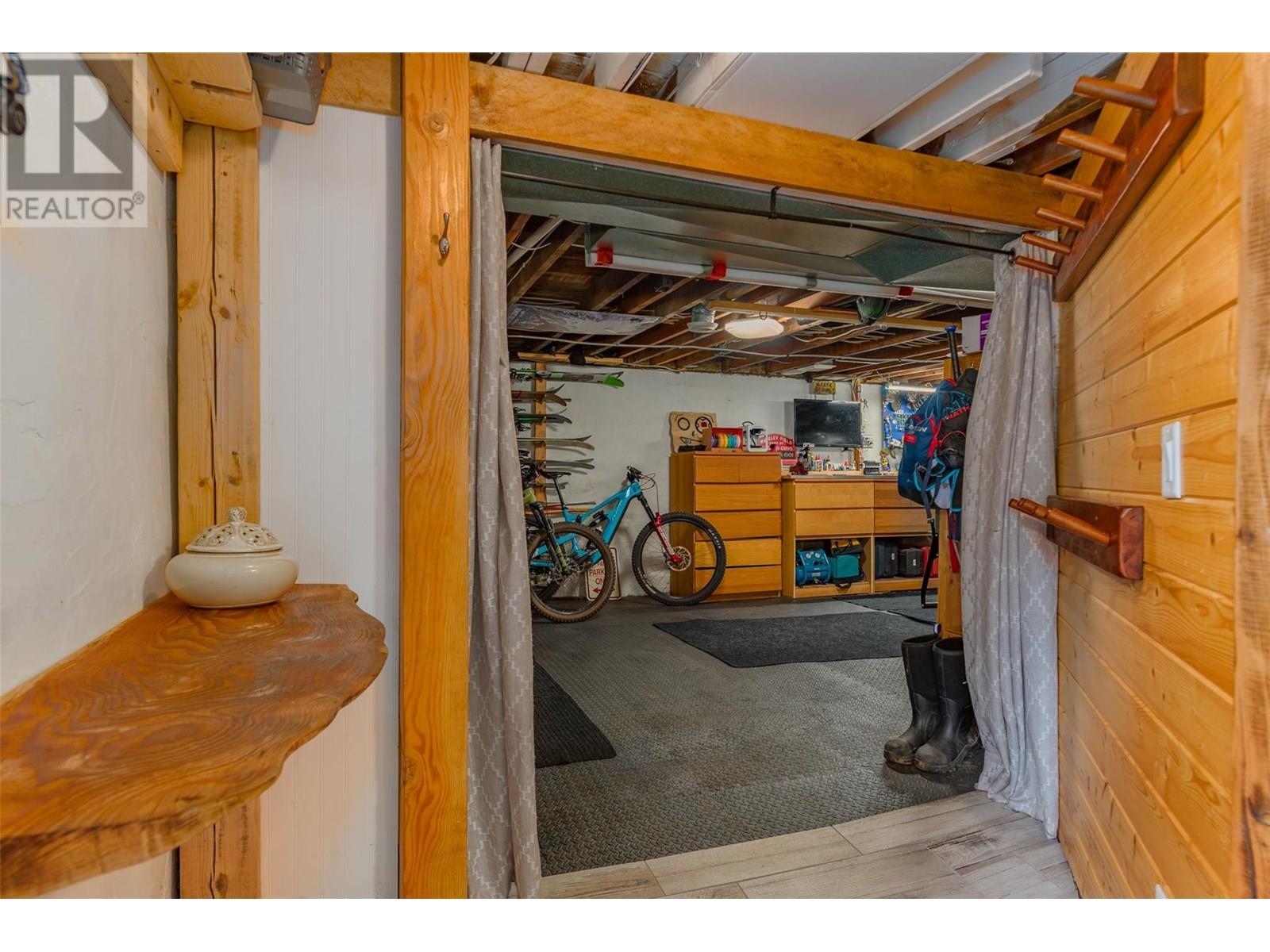1954 THOMPSON Avenue, Rossland