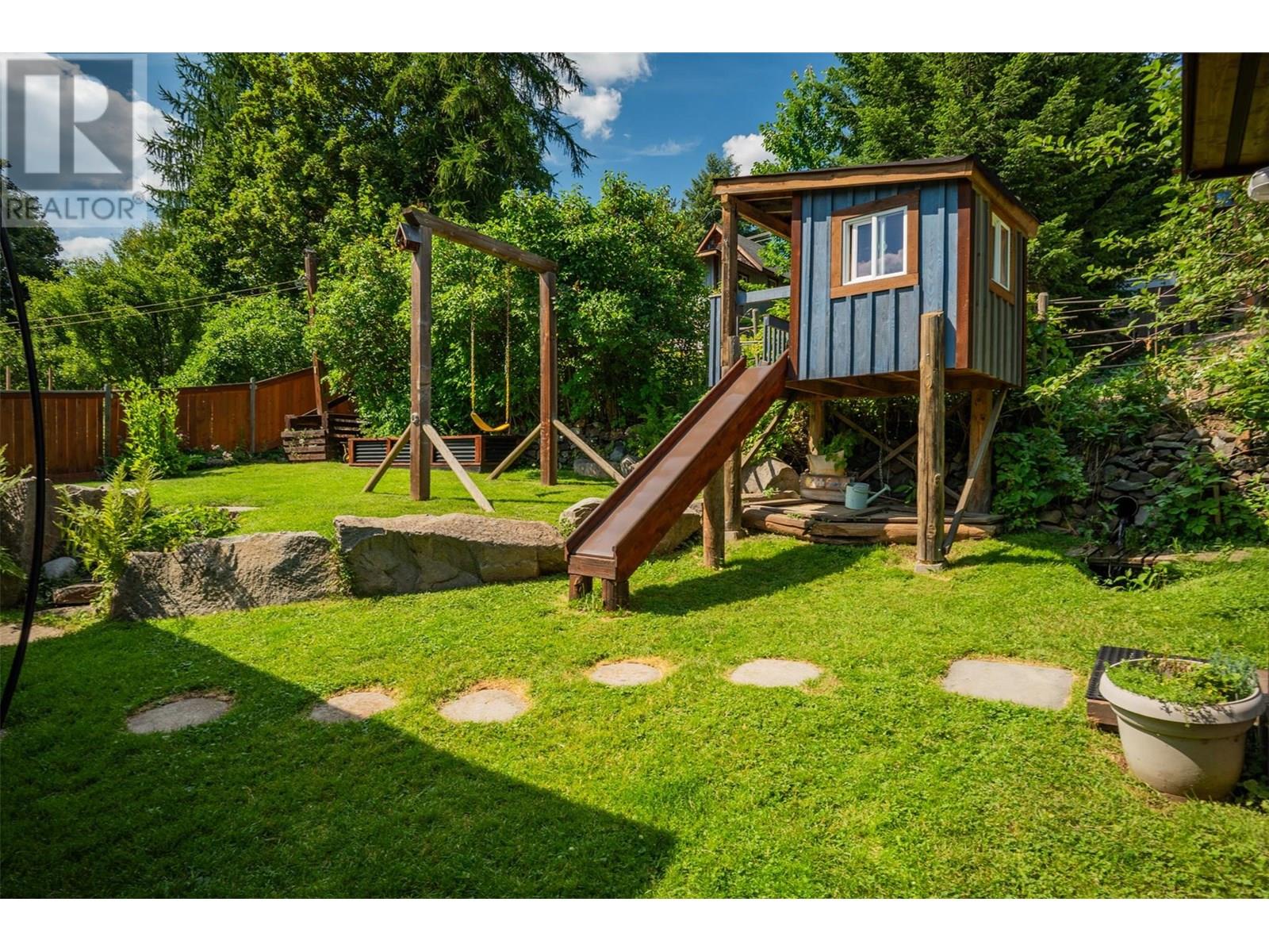 1954 THOMPSON Avenue, Rossland