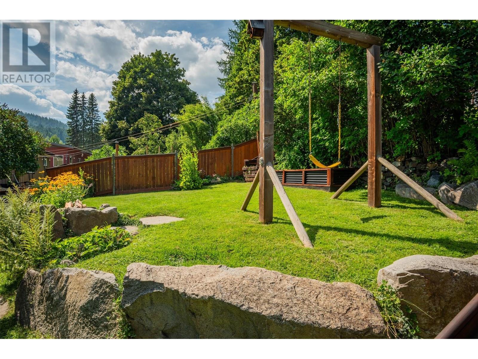 1954 THOMPSON Avenue, Rossland