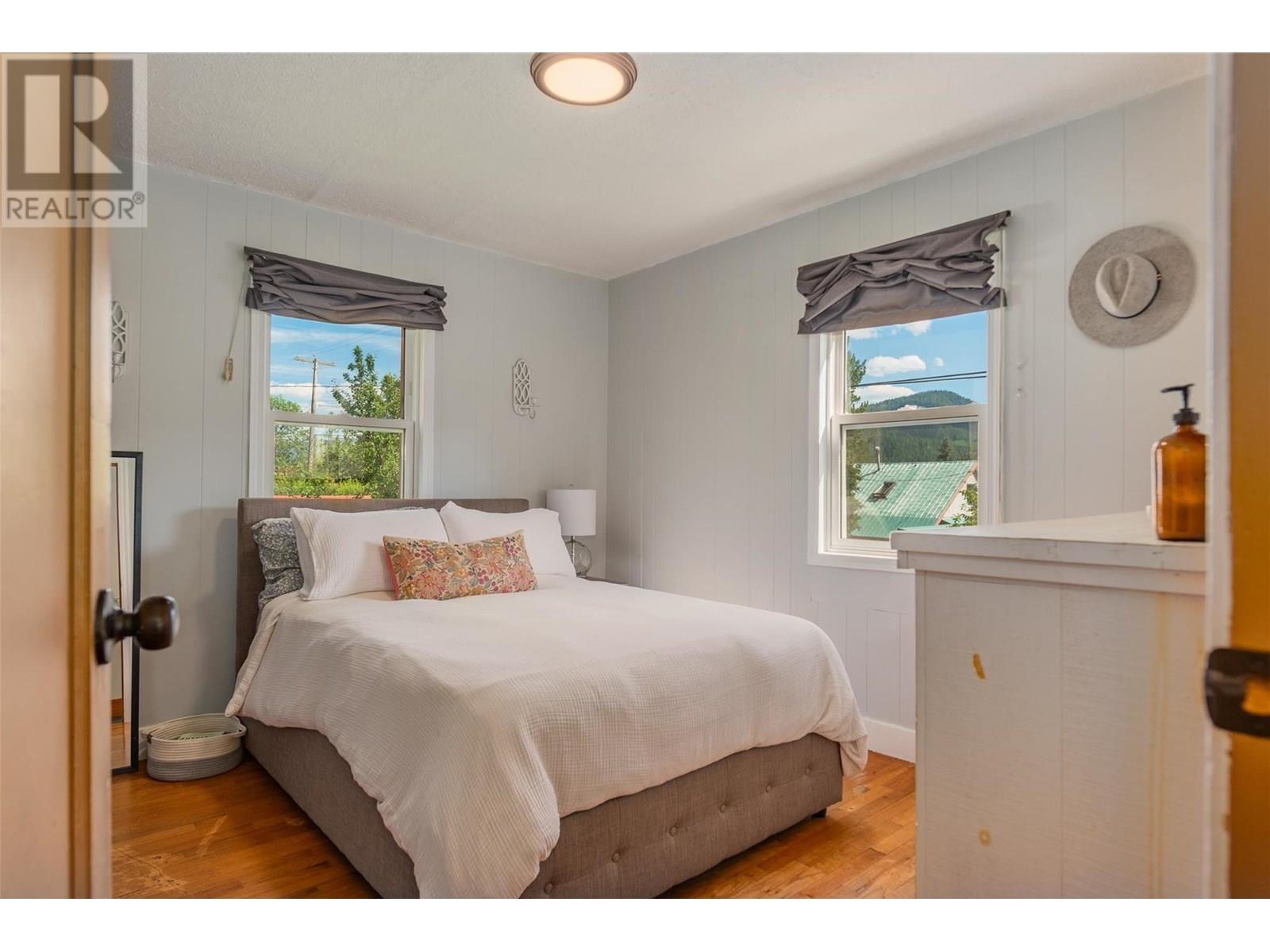 1954 THOMPSON Avenue, Rossland