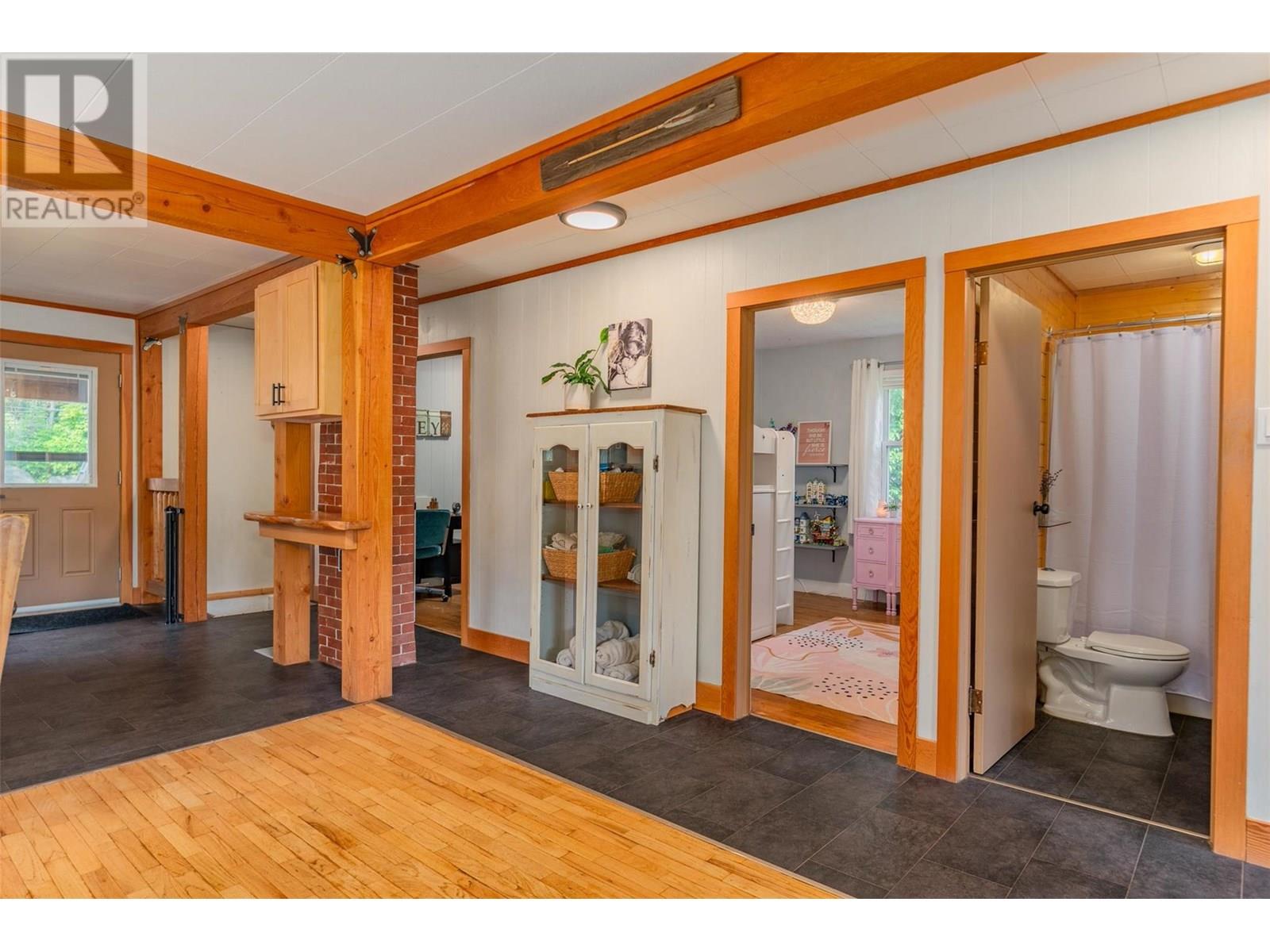 1954 THOMPSON Avenue, Rossland