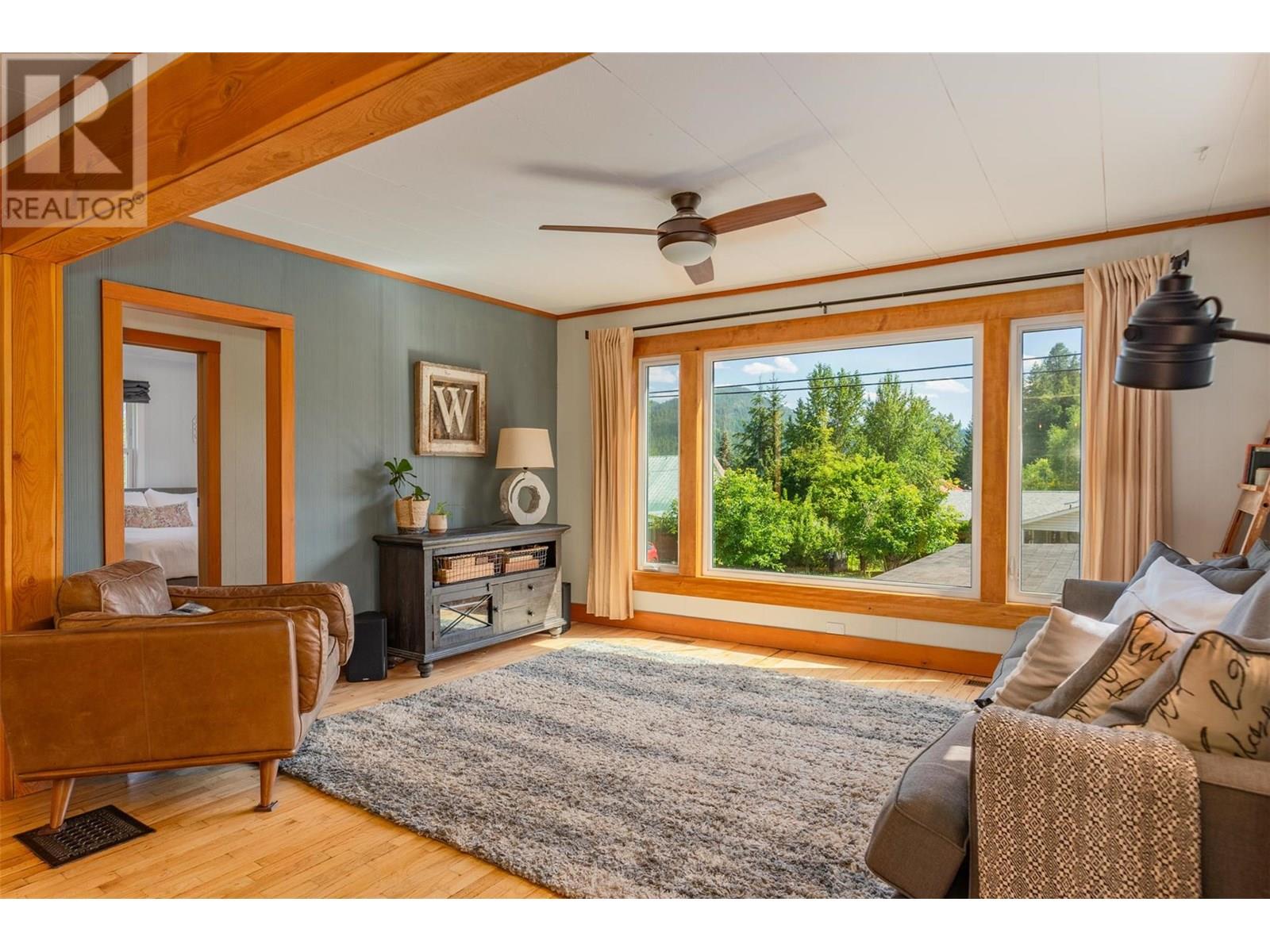 1954 THOMPSON Avenue, Rossland