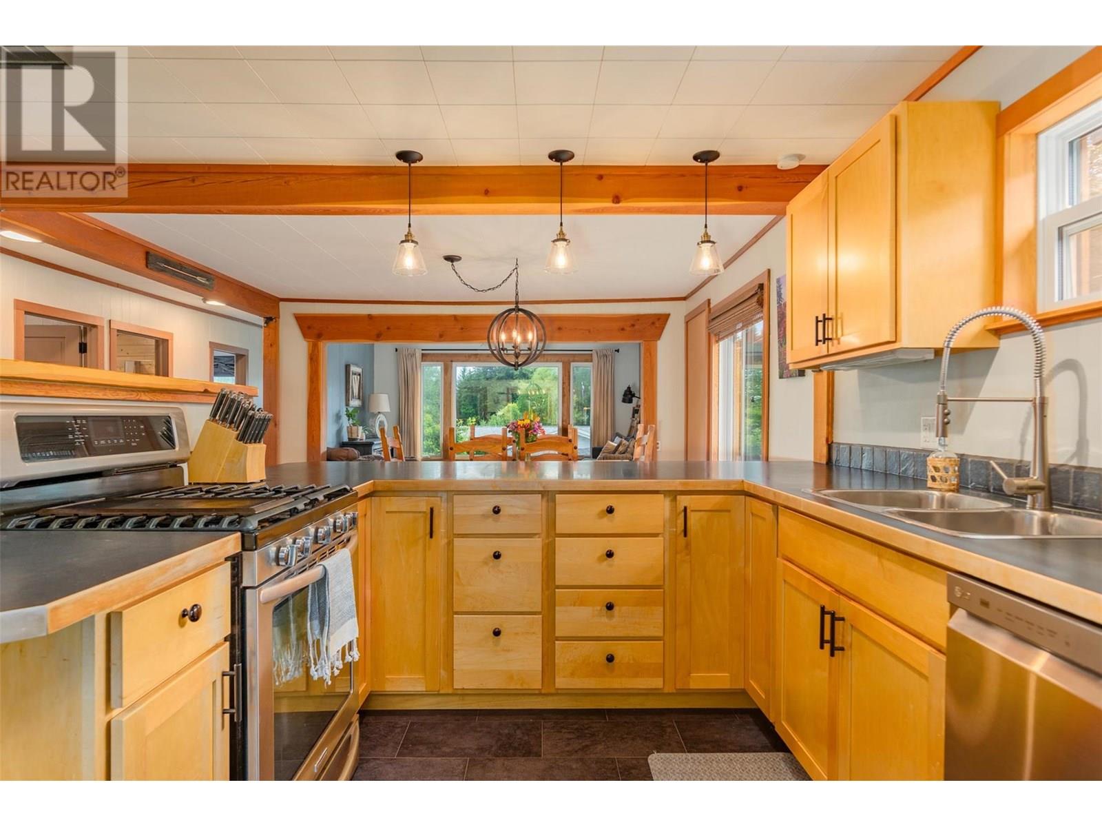 1954 THOMPSON Avenue, Rossland