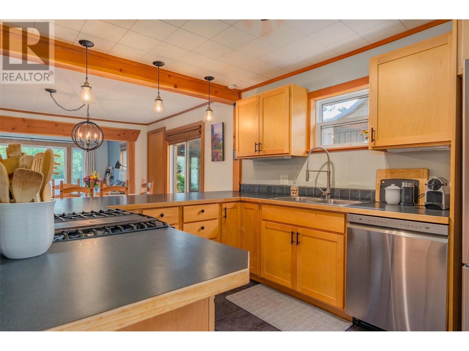 1954 THOMPSON Avenue, Rossland