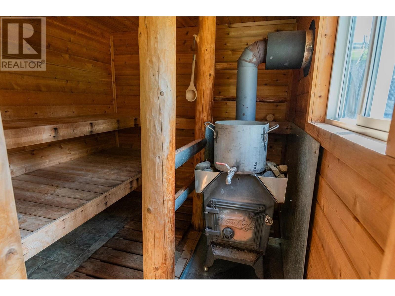 1954 THOMPSON Avenue, Rossland