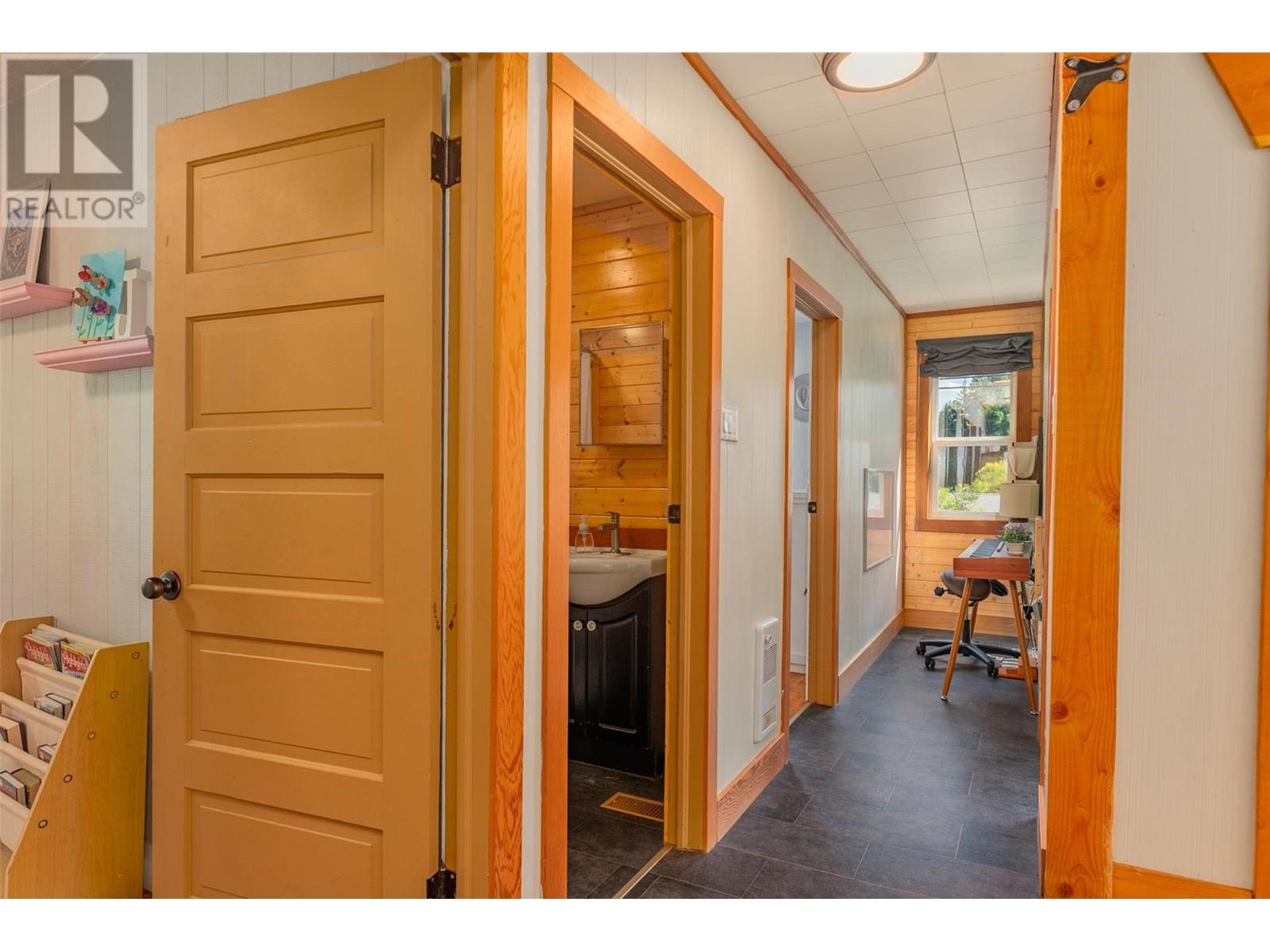 1954 THOMPSON Avenue, Rossland