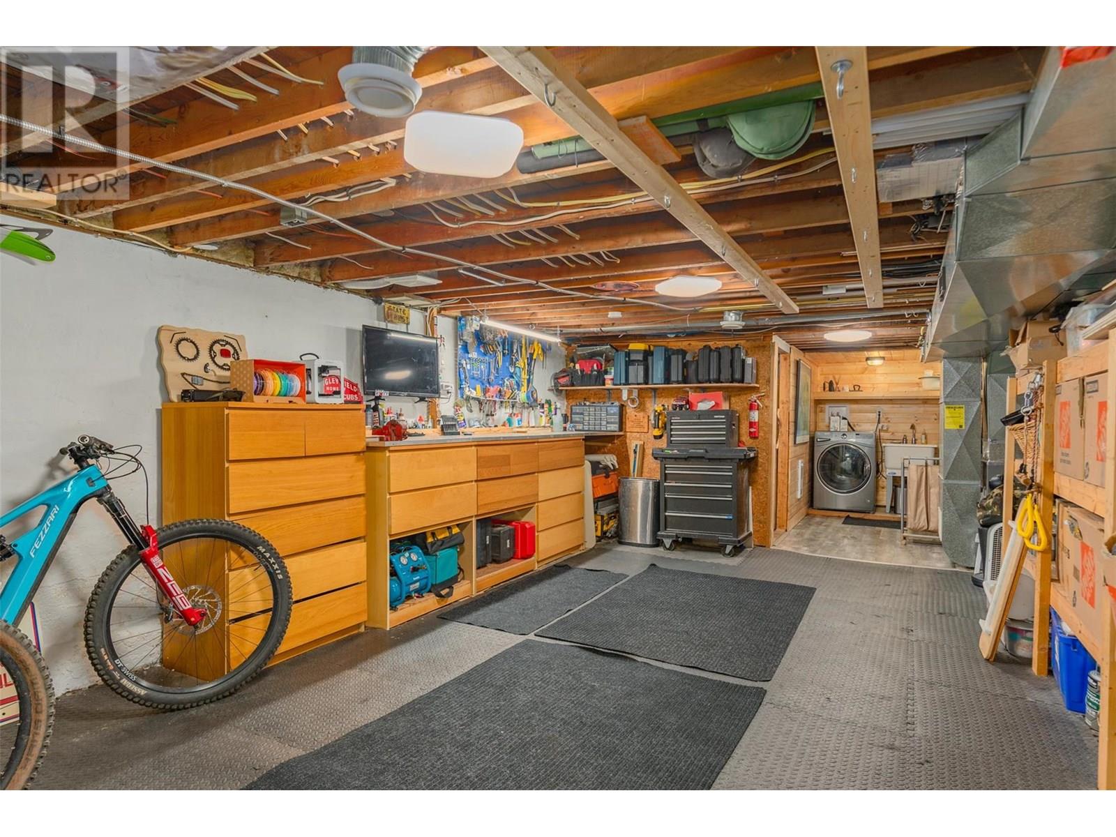 1954 THOMPSON Avenue, Rossland