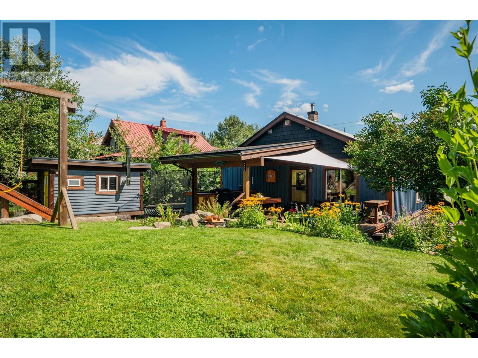 1954 THOMPSON Avenue, Rossland