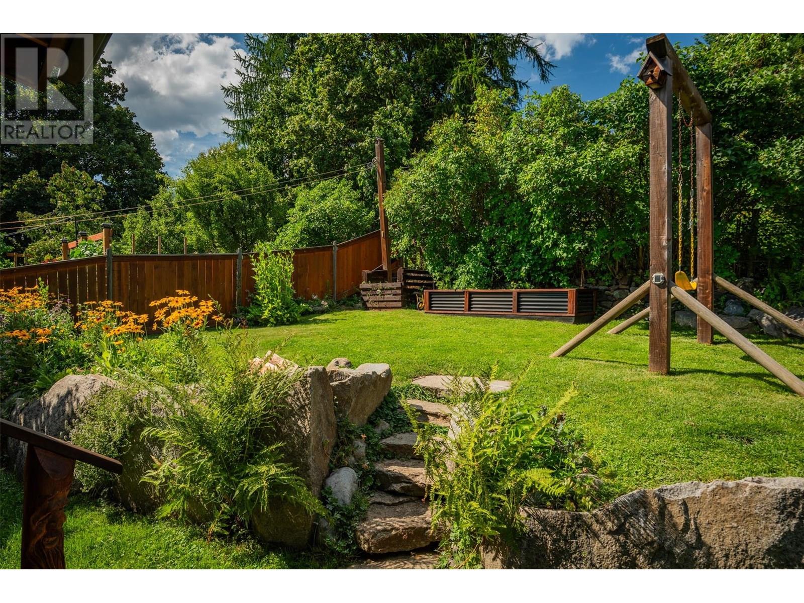 1954 THOMPSON Avenue, Rossland