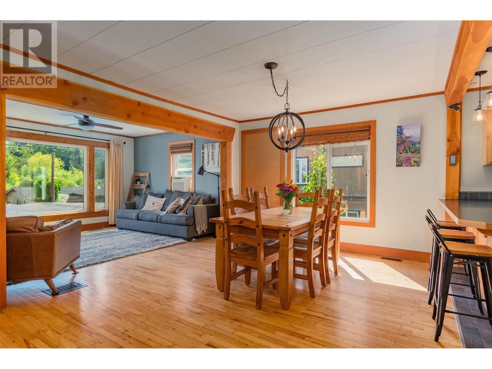 1954 THOMPSON Avenue, Rossland
