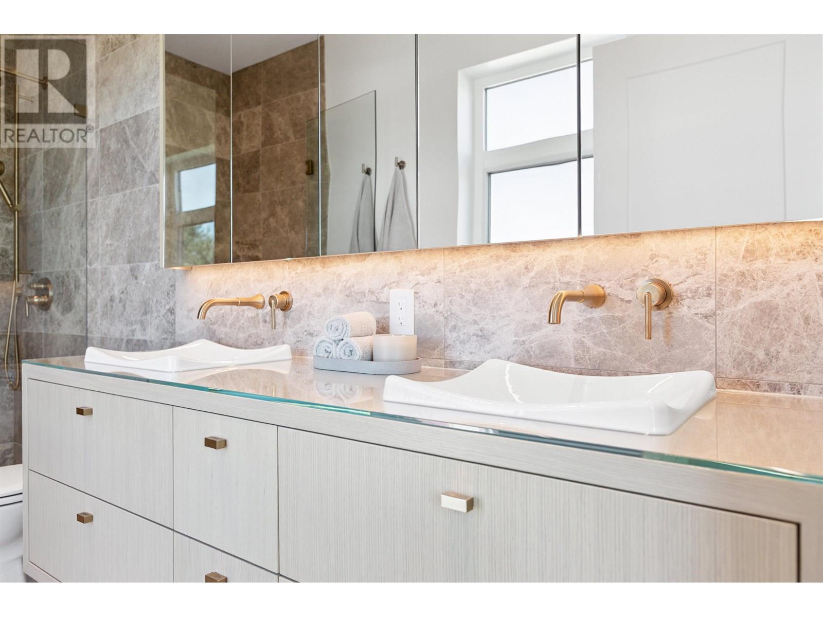 Photo 15 of 2 1243 E 27th Avenue, Vancouver BC