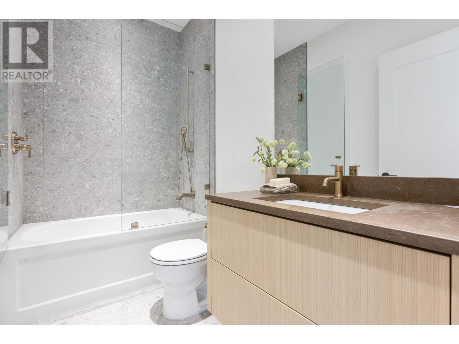 Photo 8 of 2 1243 E 27th Avenue, Vancouver BC