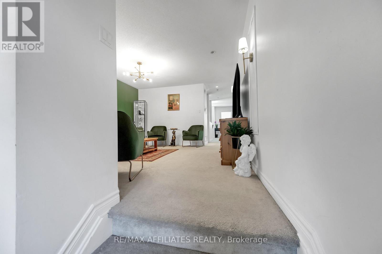 Photo 11 of 604 Paul Metivier Drive, Ottawa ON