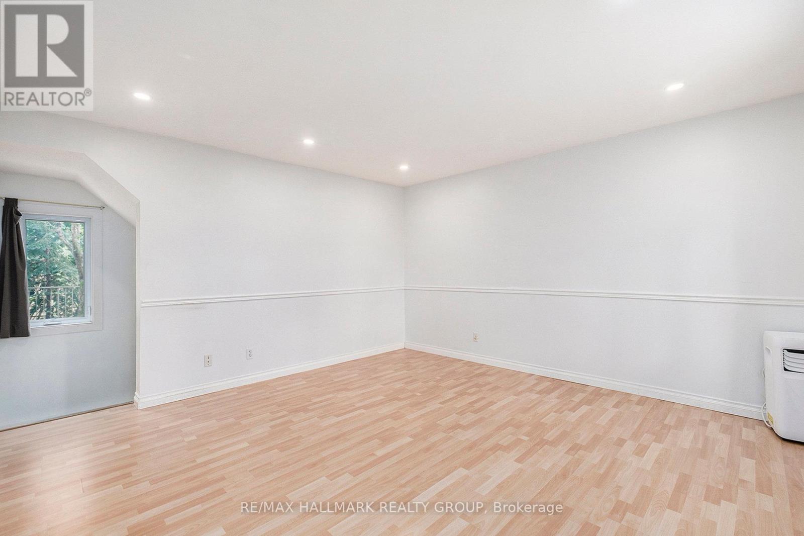 Photo 4 of 15 1204 Shillington Avenue, Ottawa ON