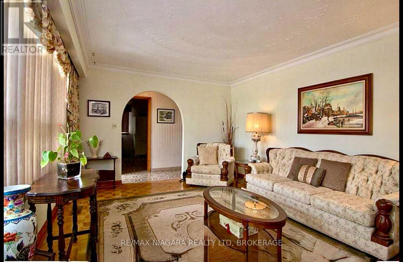 Photo 3 of 6020 Althea Street, Niagara Falls ON