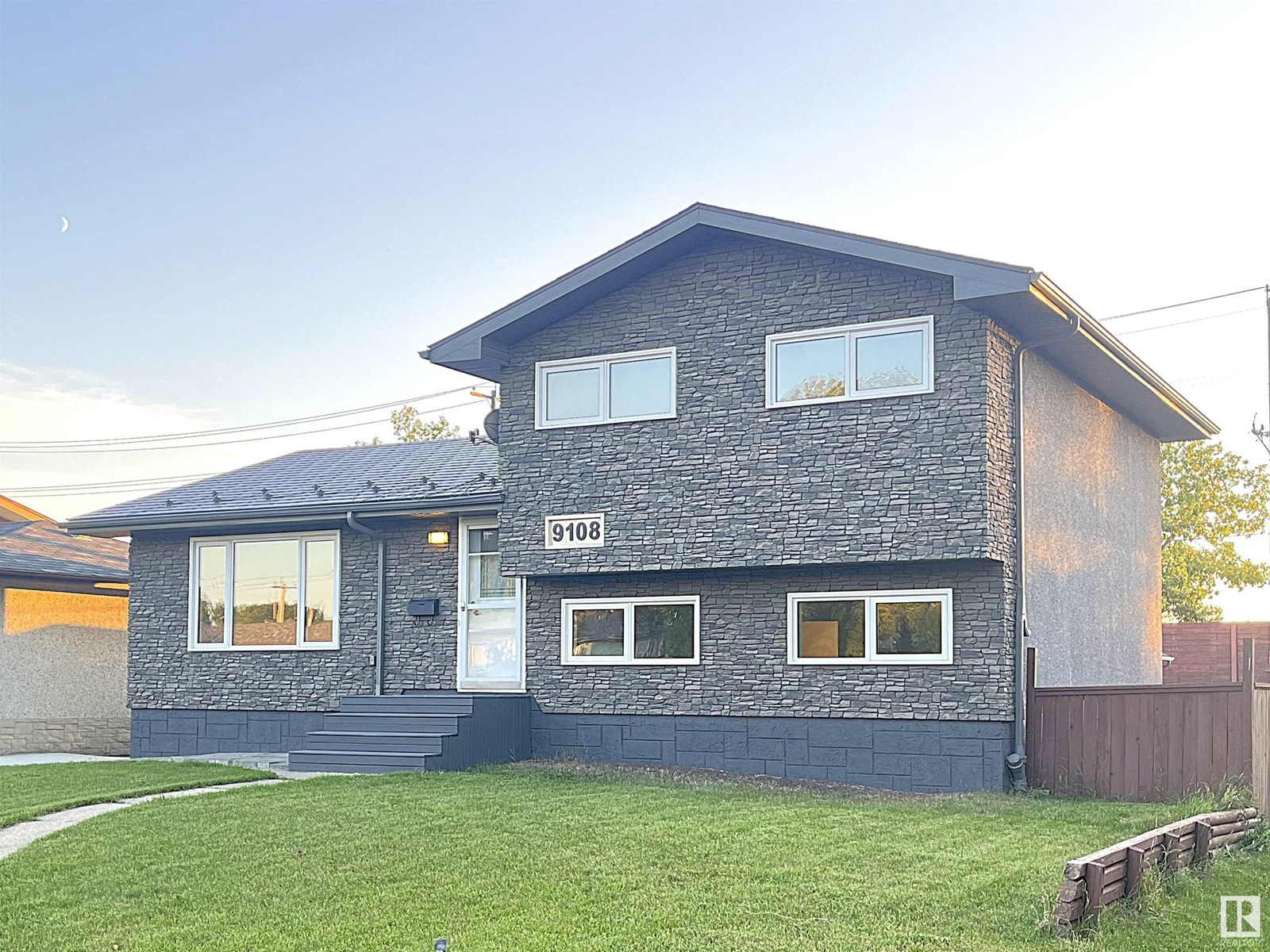 Photo 2 of 9108 169 St Nw, Edmonton AB