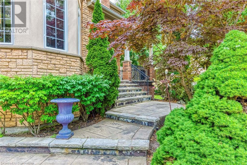 Photo 2 of 5337 Jameson Crescent, Burlington ON