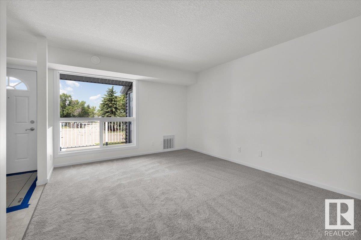 Photo 9 of 23 3111 142 Av Nw, Edmonton AB
