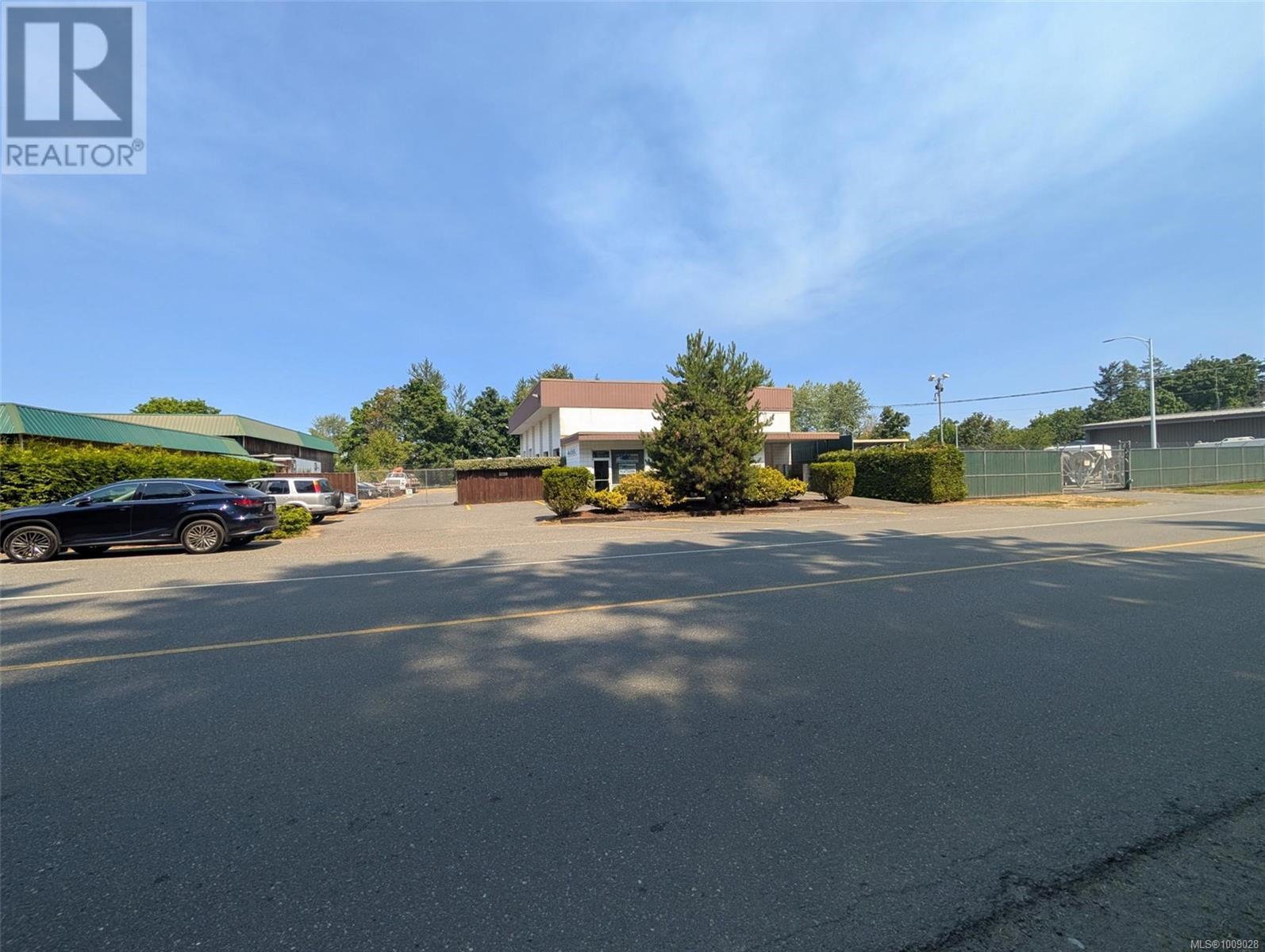 Photo 2 of 253 Fern Rd, Qualicum Beach BC