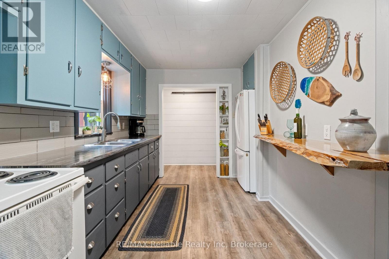 Photo 10 of 28 Catherine Street, Bluewater ON