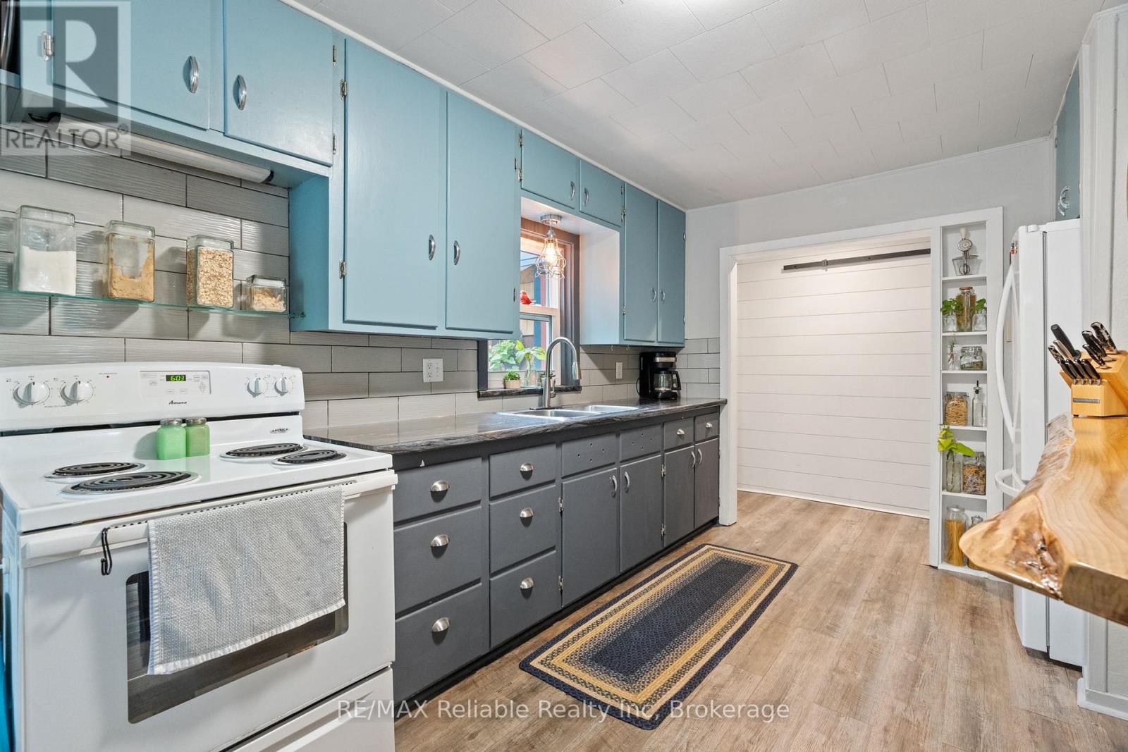 Photo 11 of 28 Catherine Street, Bluewater ON