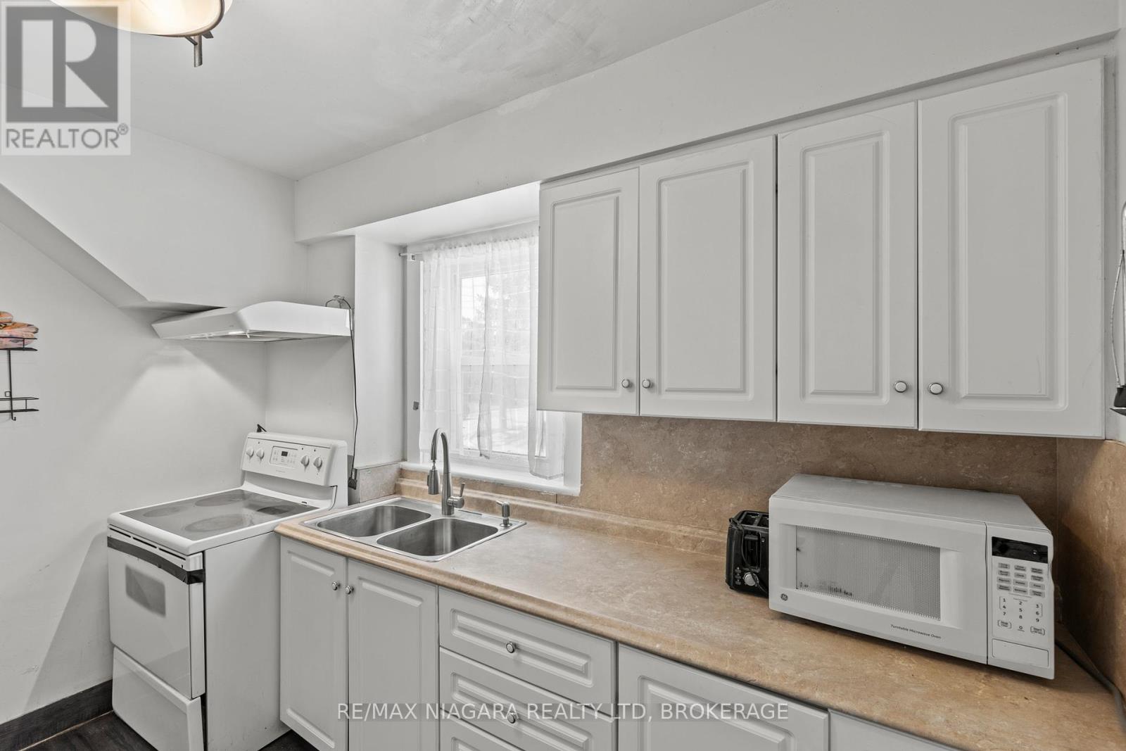 Photo 14 of 4515 Ferguson Street, Niagara Falls ON