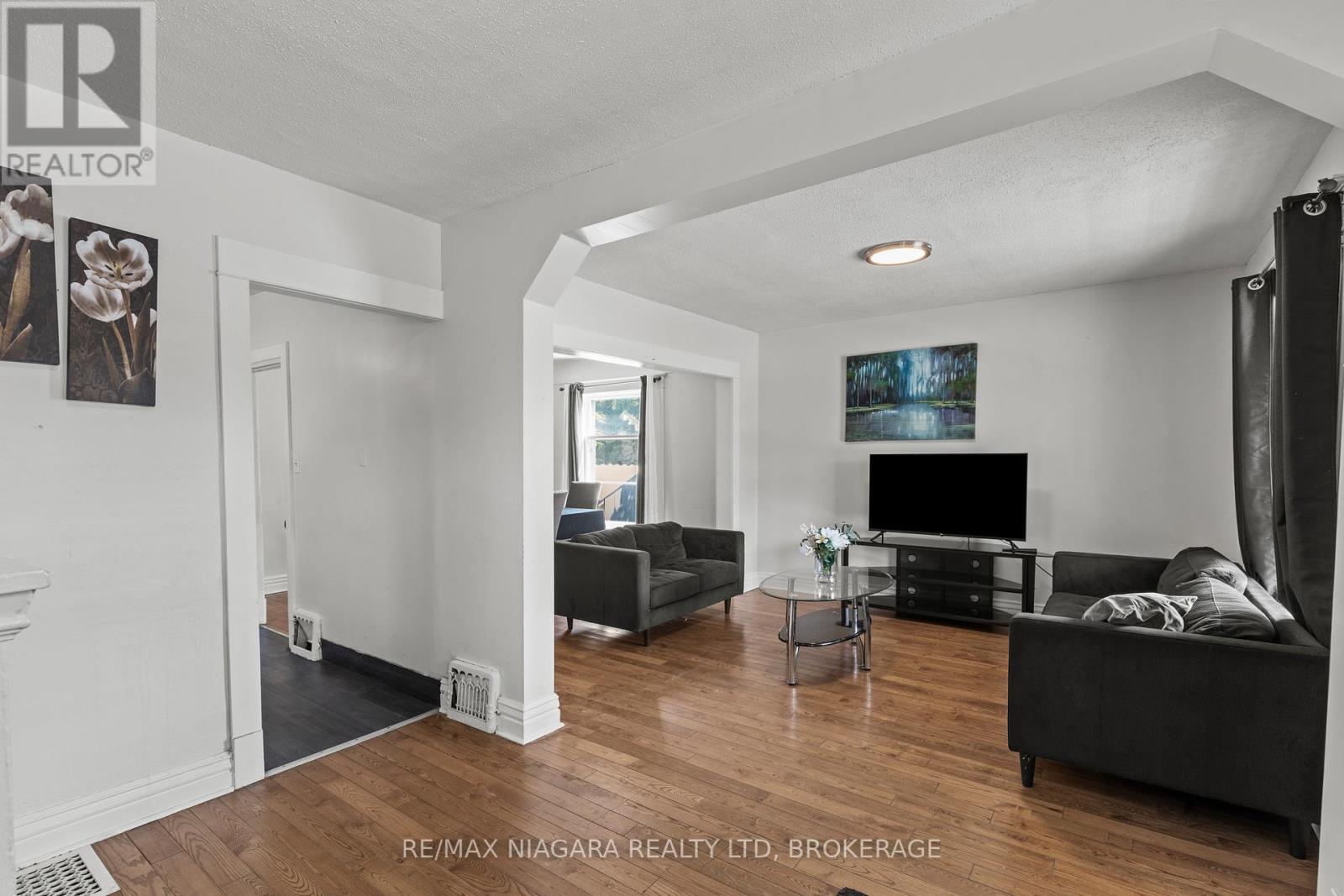 Photo 7 of 4515 Ferguson Street, Niagara Falls ON