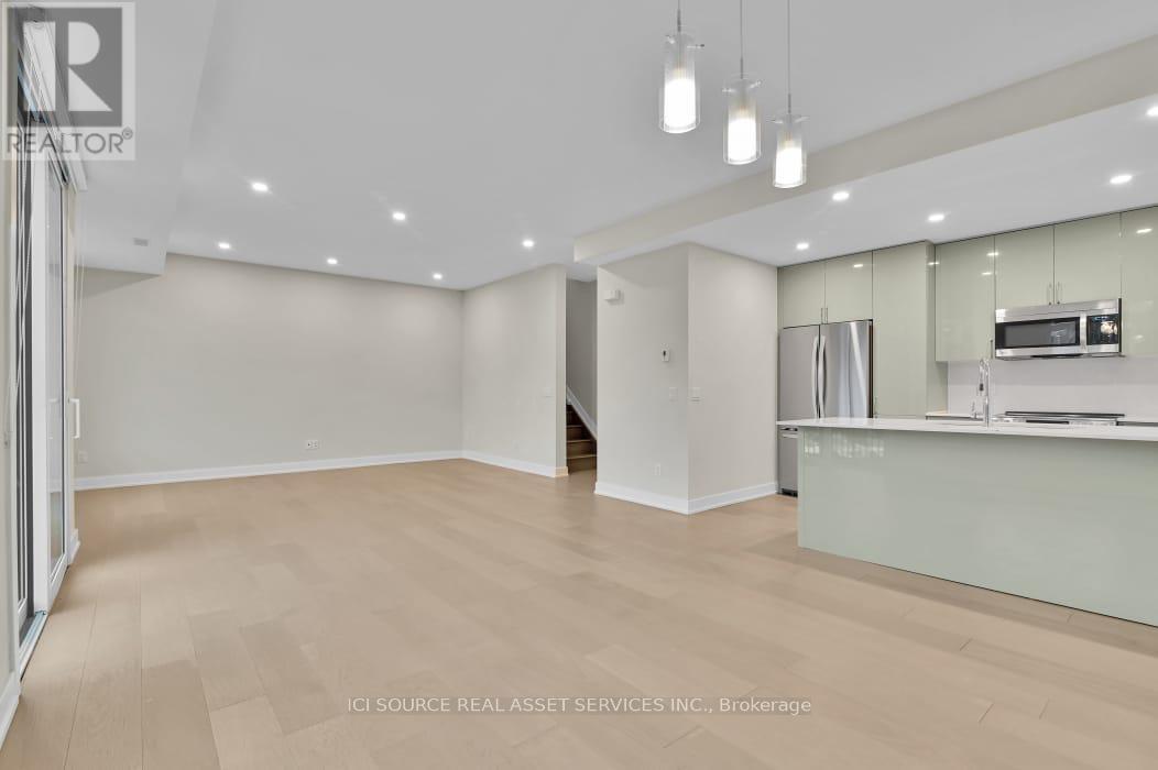 Photo 11 of E 4 Victor Street, Ottawa ON