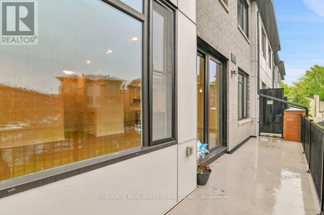 Photo 20 of E 4 Victor Street, Ottawa ON
