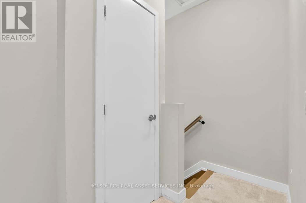 Photo 24 of E 4 Victor Street, Ottawa ON