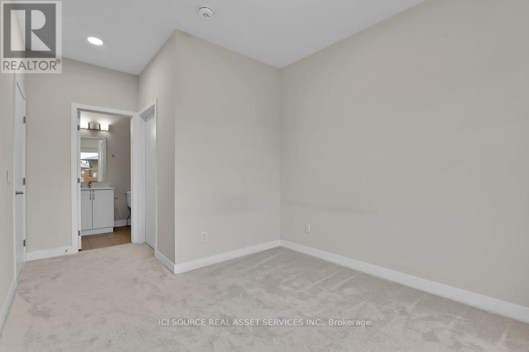 Photo 27 of E 4 Victor Street, Ottawa ON