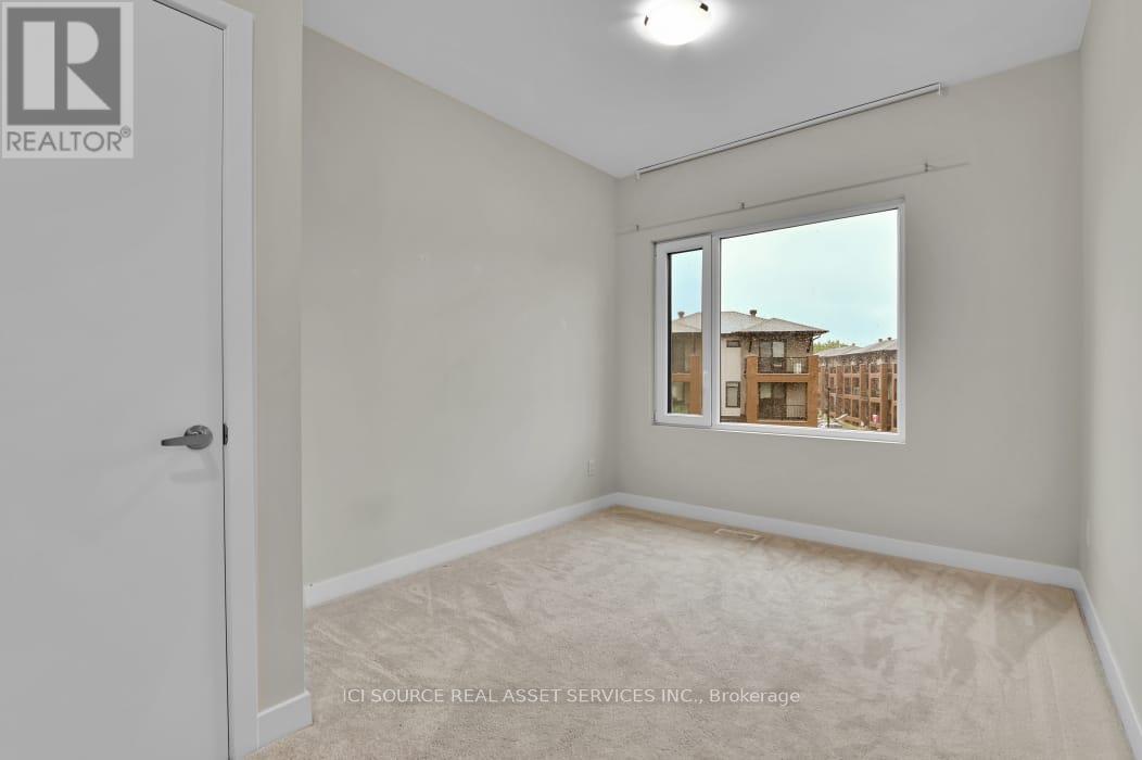 Photo 31 of E 4 Victor Street, Ottawa ON