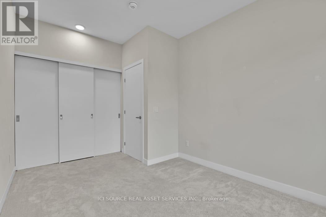 Photo 32 of E 4 Victor Street, Ottawa ON