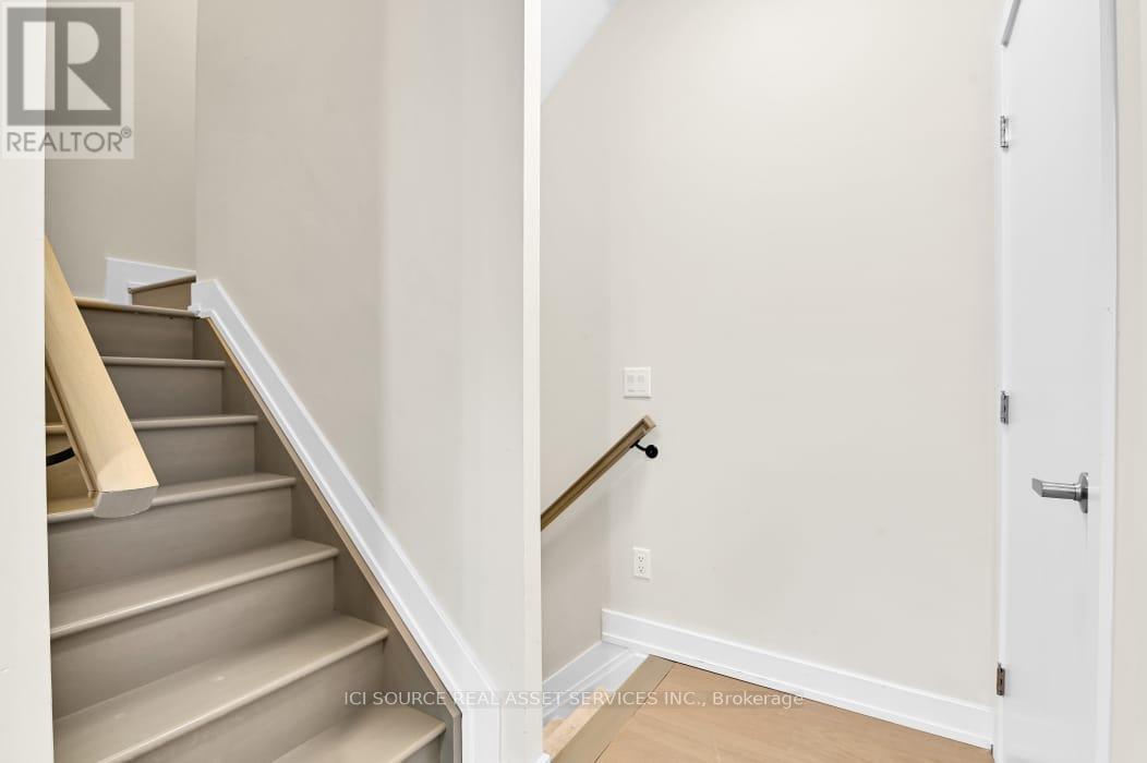 Photo 7 of E 4 Victor Street, Ottawa ON