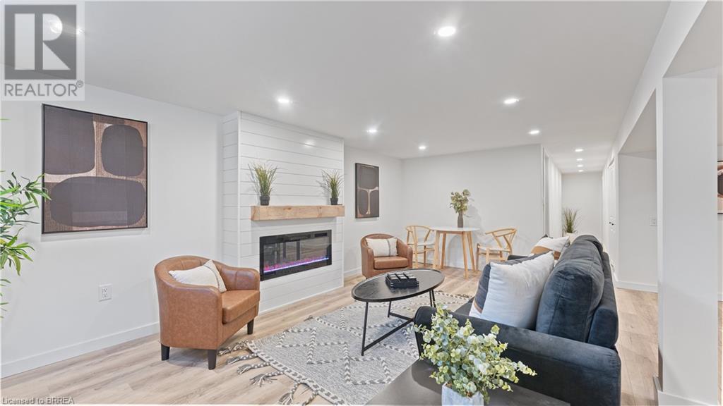 Photo 20 of 37 Rowanwood Avenue, Brantford ON