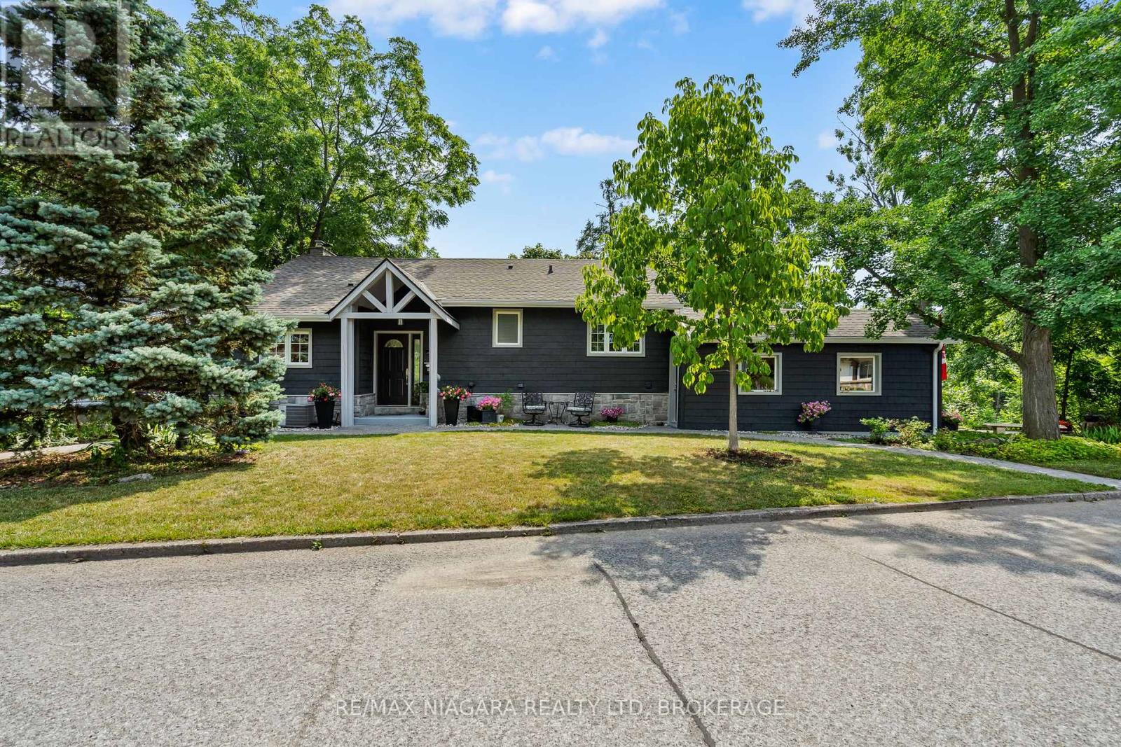 Photo 2 of 177 Highland Avenue, St Catharines ON