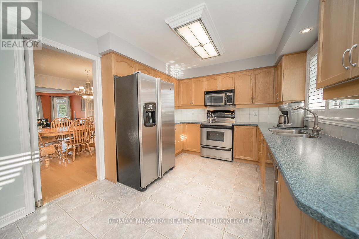 Photo 13 of 45 Goodman Crescent, St Catharines ON