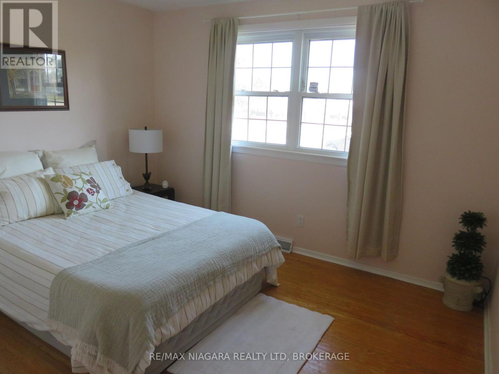 Photo 5 of 41 Madison Street, Fort Erie ON
