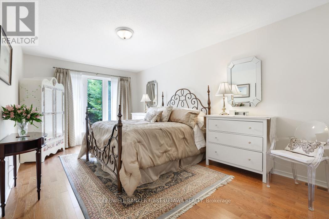 Photo 25 of 10 Ladybirds Crescent, Ottawa ON