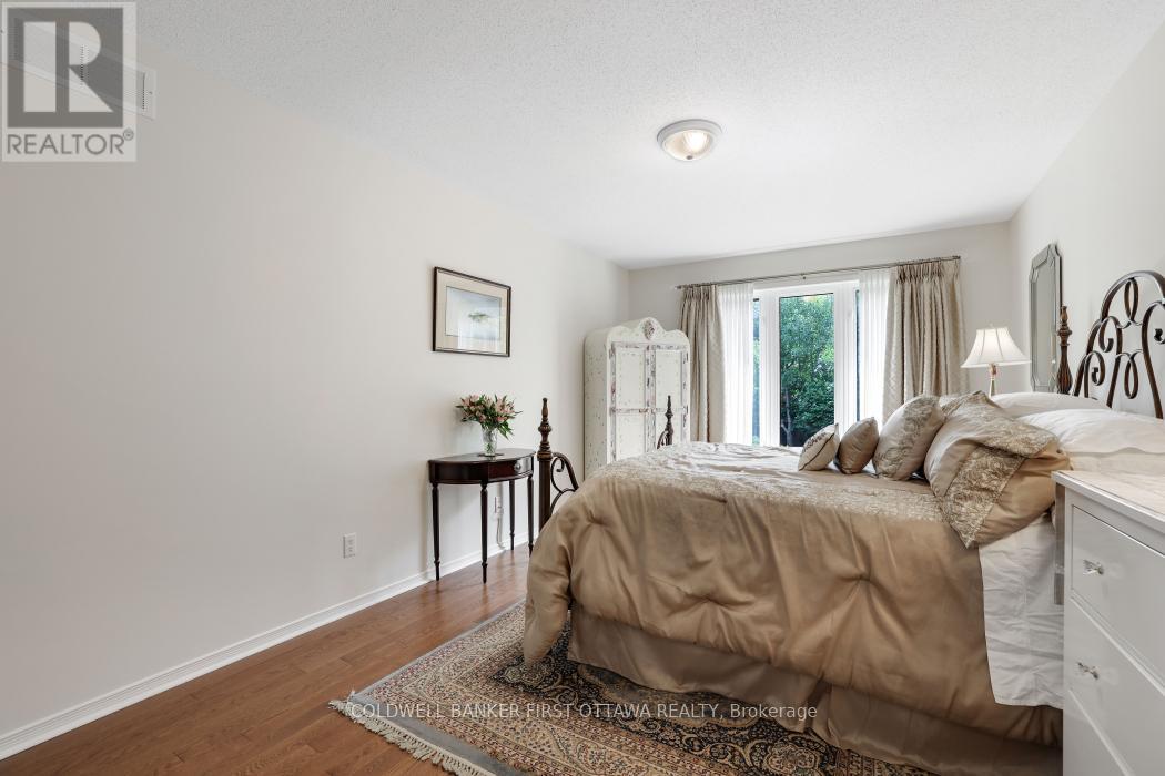 Photo 26 of 10 Ladybirds Crescent, Ottawa ON