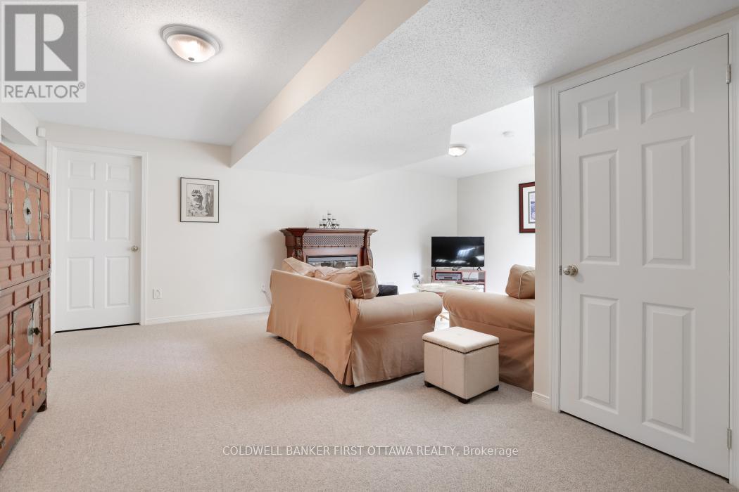 Photo 32 of 10 Ladybirds Crescent, Ottawa ON