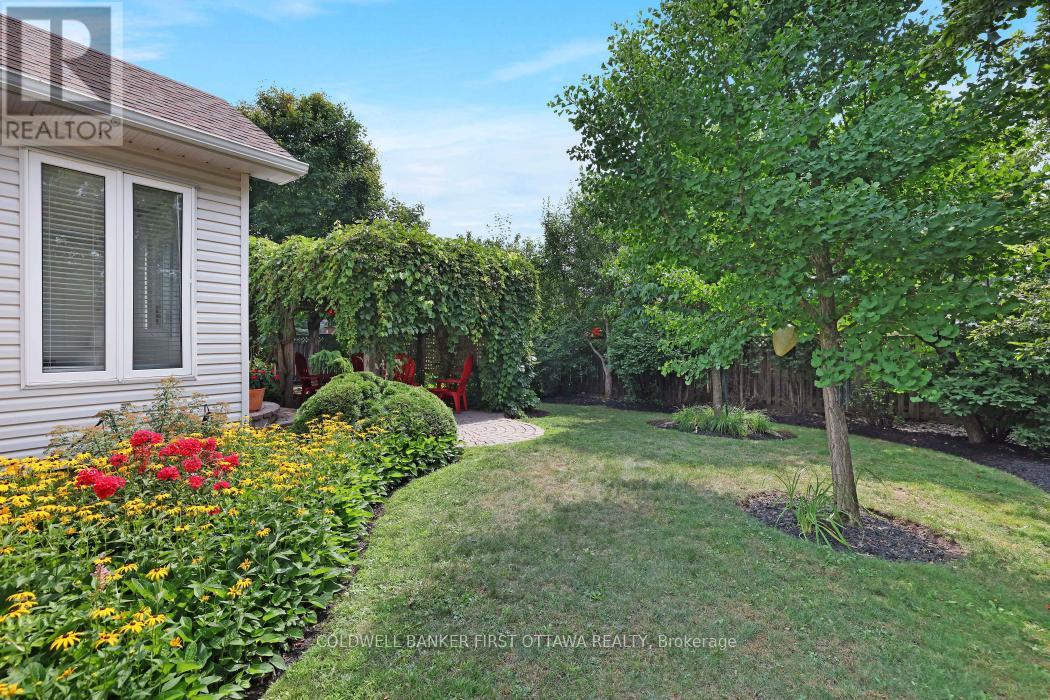 Photo 35 of 10 Ladybirds Crescent, Ottawa ON