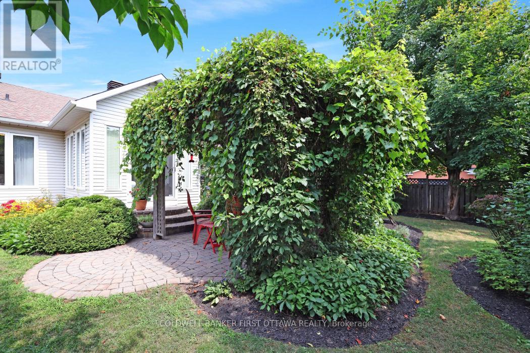 Photo 39 of 10 Ladybirds Crescent, Ottawa ON