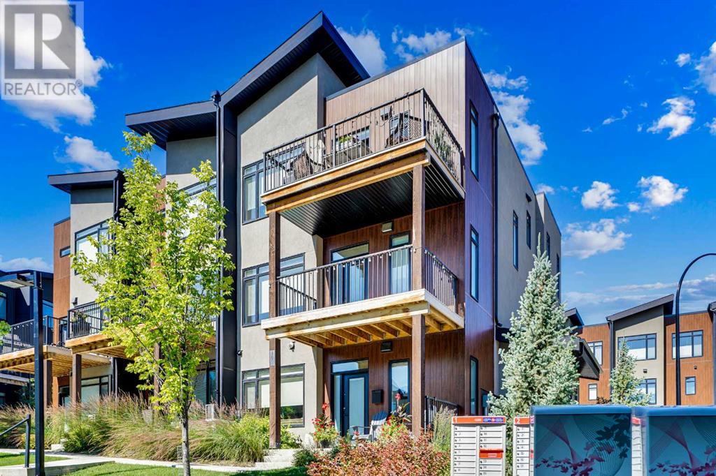 Single Family House for Sale in  Royal Elm Green NW Royal Oak Calgary 